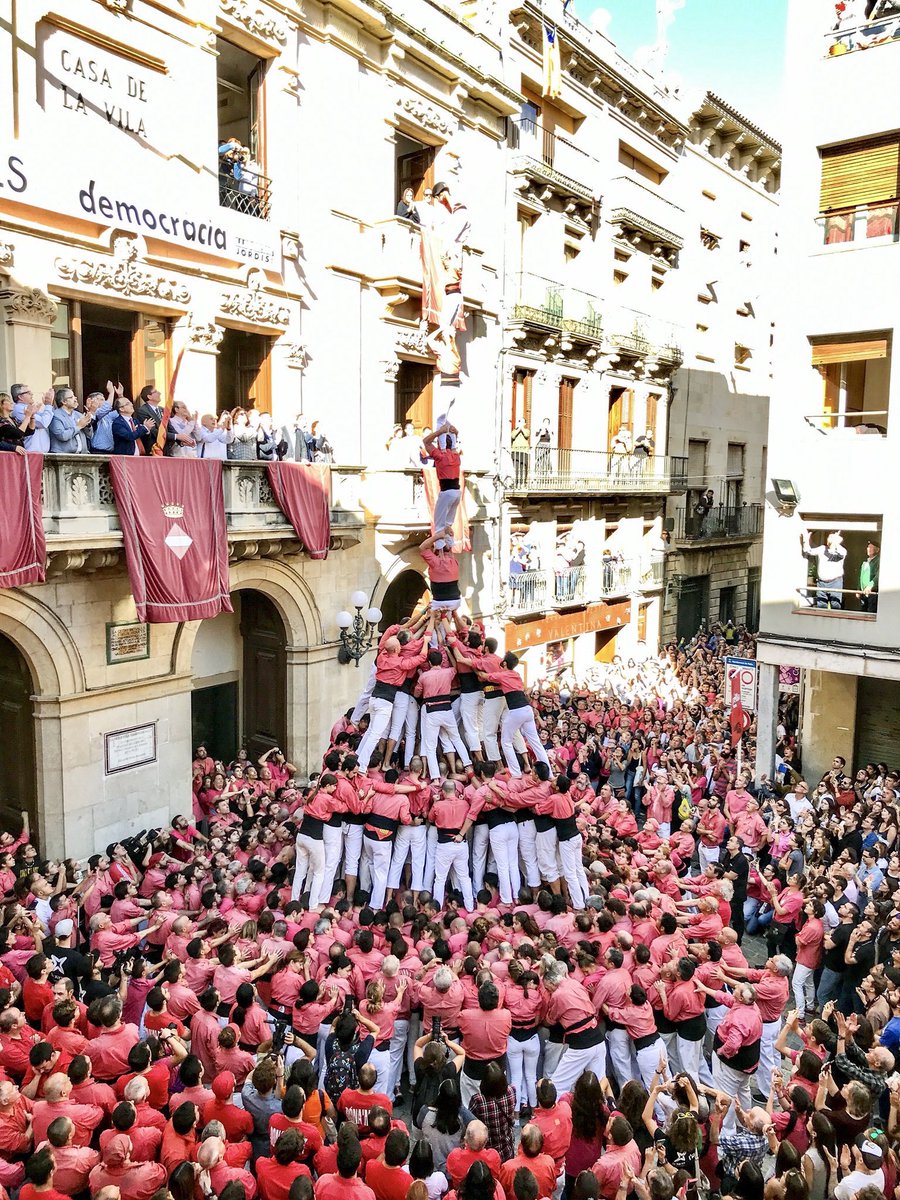 collavella's tweet photo. Històrica #SantaÚrsula: 2de8(c), 4de10fm(c), 4de9 i p8fm!!! #castellers #LlibertatJordis https://t.co/PcR5PlPruw