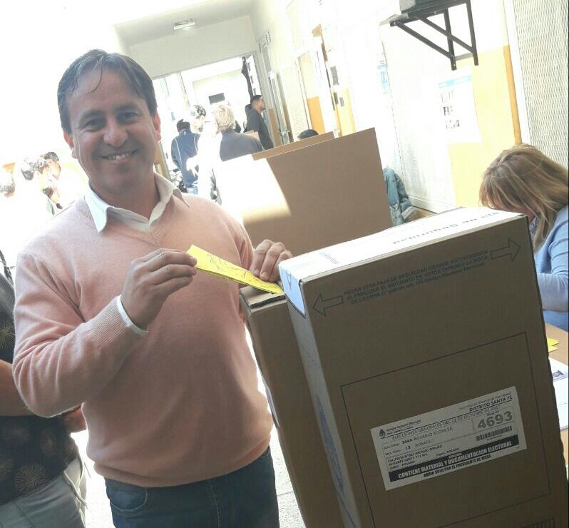 rodrigoacerda's tweet photo. Votando en escuela Nicasio Oroño, donde hice la primaria de mi querido barrio Empalme Graneros. Viva la democracia #EleccionesArgentina https://t.co/90yKG6Z46W
