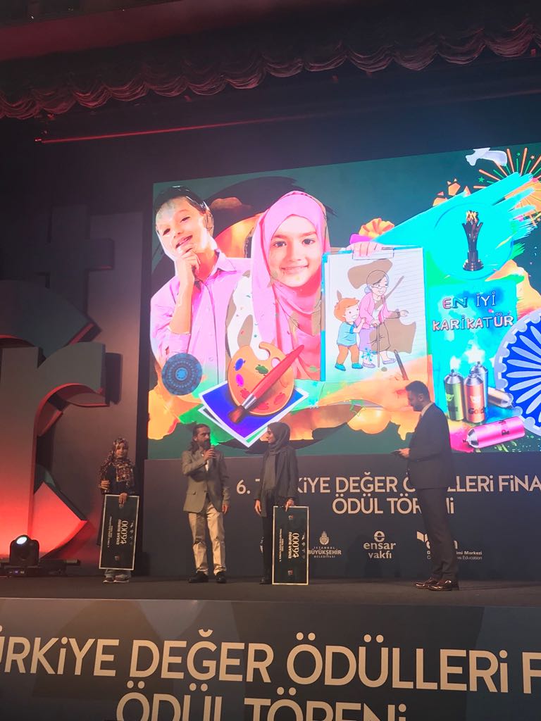 demkurumsal's tweet photo. #TurkiyeninDegerleri Karikatür dalı ortaokul birincisi F. Betül Özçelik ve lise birincisi Başak Gül'e ödülleri takdim ediliyor. https://t.co/aU5c4i3Dls