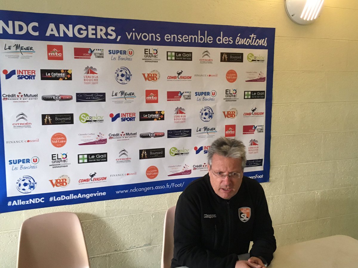 NDCAngersFoot's tweet photo. Le coach de @stadelavallois Jean-Marc Nobilo félicite NDC pour son match et l'organisation de la rencontre 👍🏻 #NDCLAVAL https://t.co/BM2EhYd8ED