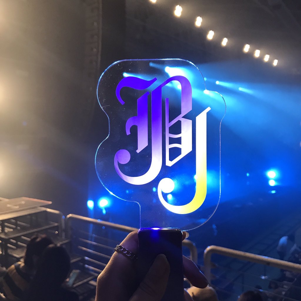 iamkimhan's tweet photo. JBJ yazısını böyle parlak ve bu kadar çok kişinin elinde olacağını hayal eder iken şimdi o yazıyı  tutan kişilere performans sergilemek...♡ https://t.co/yXO5o1aPi1