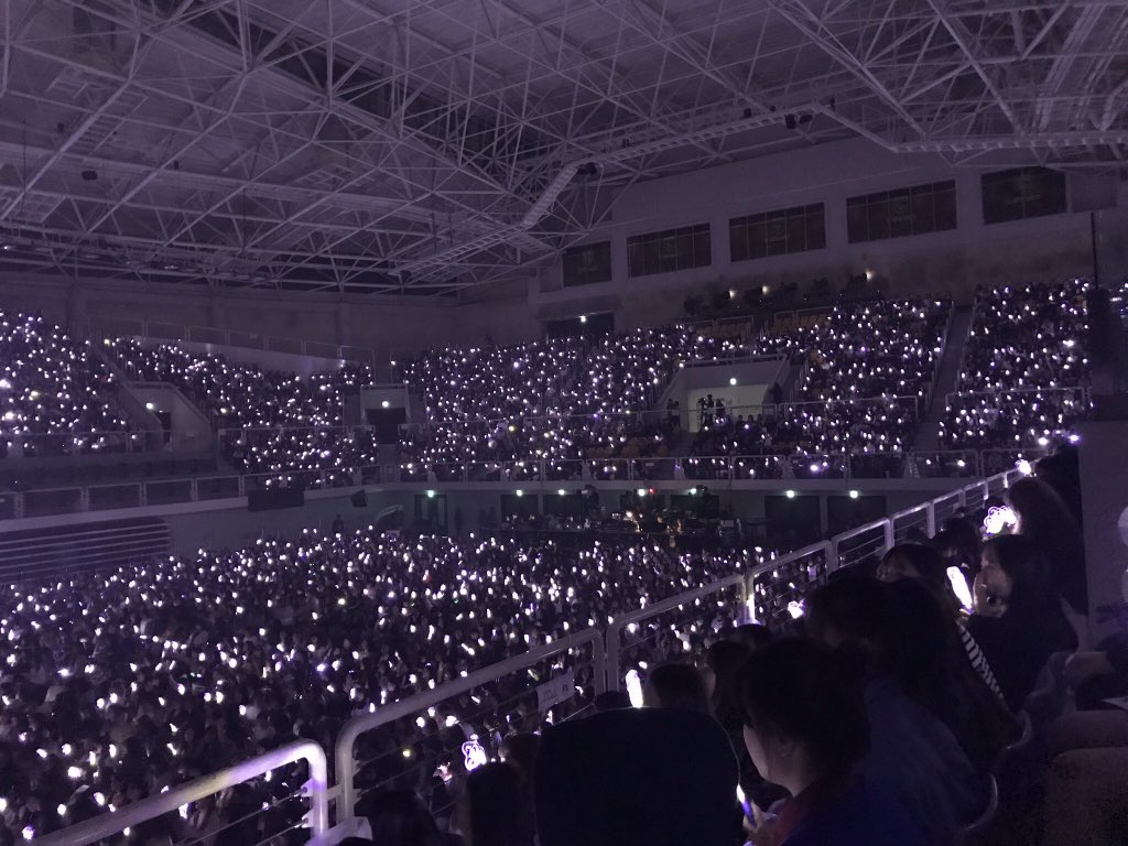 iamkimhan's tweet photo. JBJ yazısını böyle parlak ve bu kadar çok kişinin elinde olacağını hayal eder iken şimdi o yazıyı  tutan kişilere performans sergilemek...♡ https://t.co/yXO5o1aPi1