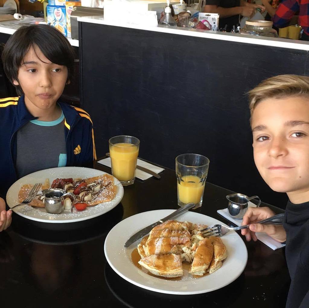 julian_zane's tweet photo. Favorite breakfast place again! I got Nutella crepes, but 👀 on those pancakes! #beabeas #breakfast #LA #friends https://t.co/OGk6okTsNC https://t.co/Dj5oXV6fBZ