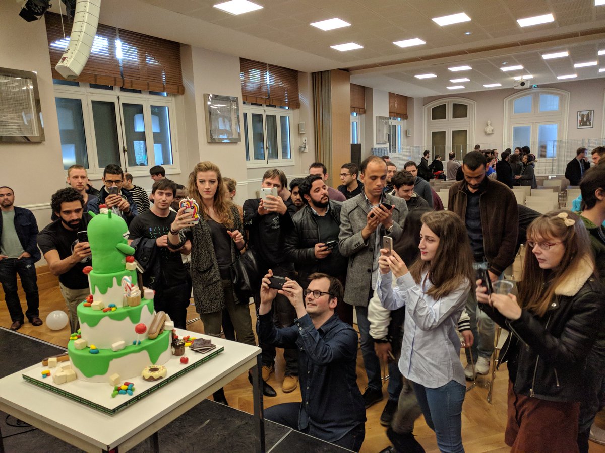ParisAndroidUG's tweet photo. La star du jour π€π Happy Birthday Android π€π #10AnsDroid #9AnsDrophone #AndroidBirthday https://t.co/vCh6fsd03g