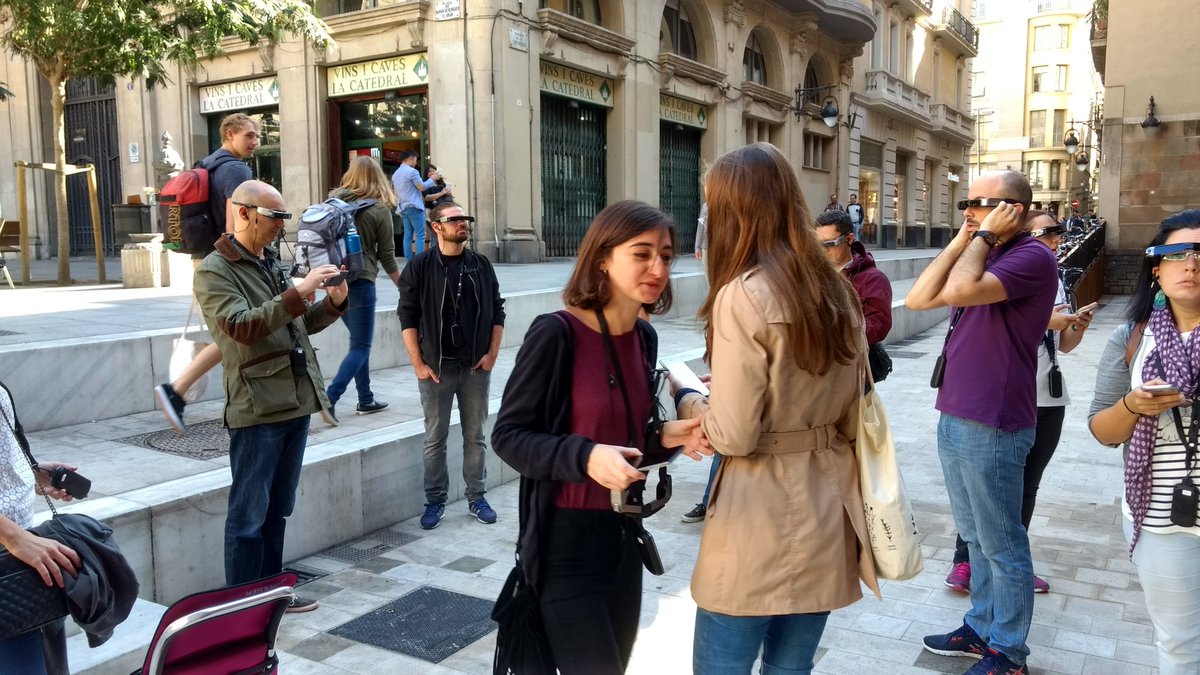 Viatjarpelmon's tweet photo. La visita al gòtic amb #PastViewExperience no només és virtual. Una guia complementa l'experiència i ens il·lustra amb anècdotes i història. https://t.co/0gg0O5ftcz