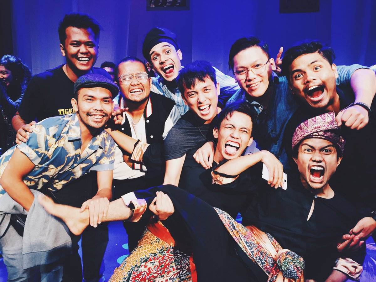 TheFunSizeGuy's tweet photo. Tahniah untuk persembahan Penglipur Lara!!!!!
Good show!!! 🎭🎭🎭
#FTKLS2017 
#PenglipurLara https://t.co/uz66tLKXIm
