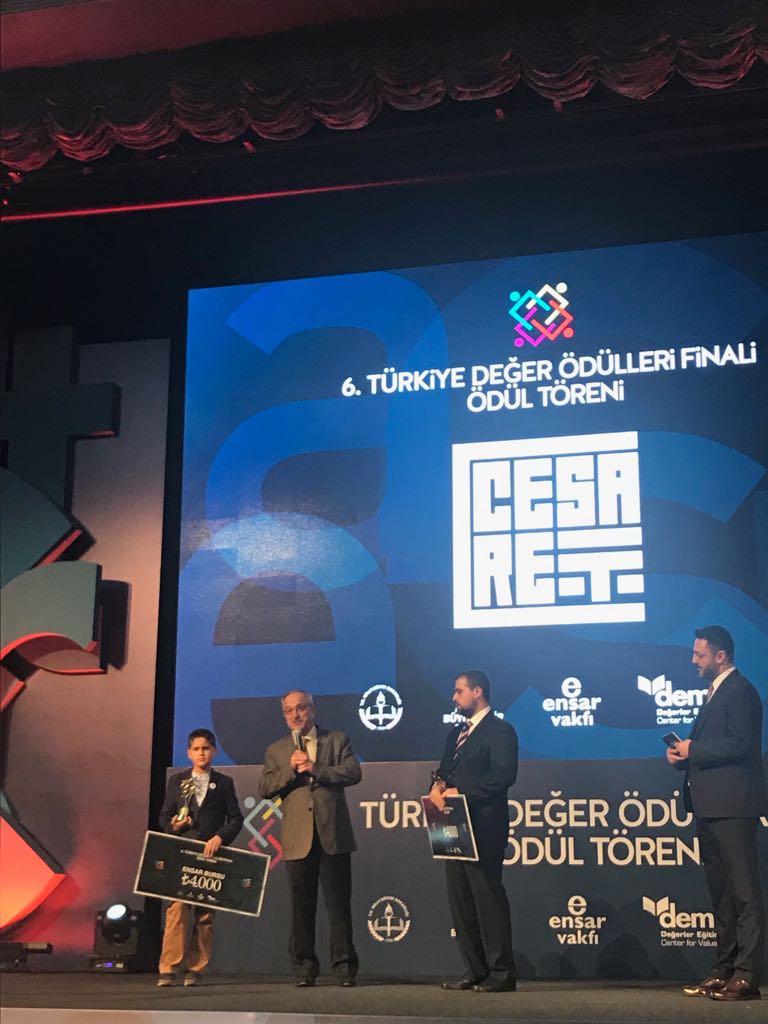 demkurumsal's tweet photo. #TurkiyeninDegerleri Değer Ödülü Kategorisi Ortaokul Üçüncüsü Emir Hasan Karaman ve Öğretmeni Ahmet Acar ödüllerini alıyor. https://t.co/pRc1OKEJ1M