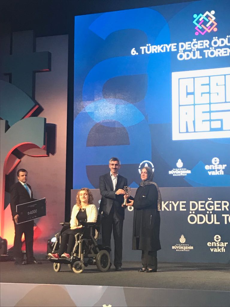 demkurumsal's tweet photo. #TurkiyeninDegerleri Değer Ödülü Kategorisi Lise Üçüncüsü Yasemin Erolu ve Öğretmeni Hacer Özen ödüllerini alıyor. https://t.co/u1eYaLaYNm