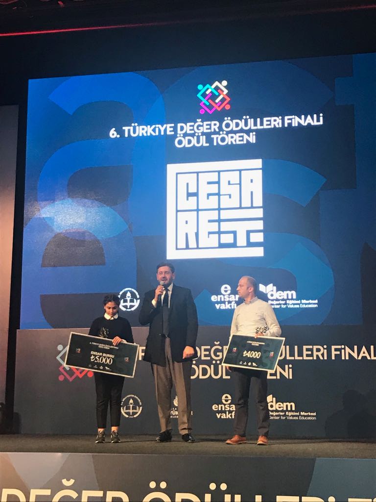 demkurumsal's tweet photo. #TurkiyeninDegerleri Değer Ödülü Kategorisi Ortaokul İkincisi Zeynep Şefkatlıoğlu ve Öğretmeni Cengiz Çoban ödüllerini alıyor. https://t.co/5fJdDr2RdK