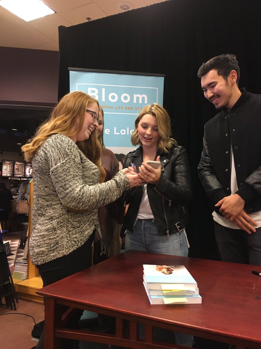 idkGracieH's tweet photo. @EsteeLalonde you had your Waterloo signing a year ago! #bloombook https://t.co/EeAVqkEwEw