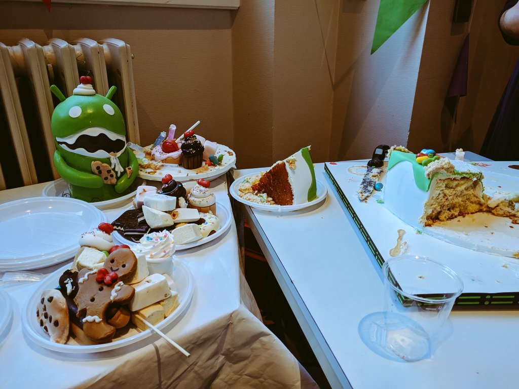 ParisAndroidUG's tweet photo. On vous laisse 10mn avec et voilΓ ce que Γ§a donne. Bande de morfales π± #RIPANDROIDCAKE #10AnsDroid #9AnsDroid #AndroidBirthday https://t.co/9nDJnht1Kg