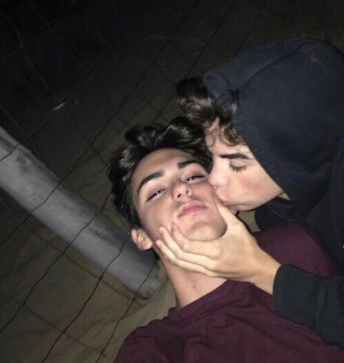 ismaaelvcagdr's tweet photo. «your ex fucked up I can tell
but you need a real man, let your walls down, let me through.» https://t.co/oVnjHiiuMB