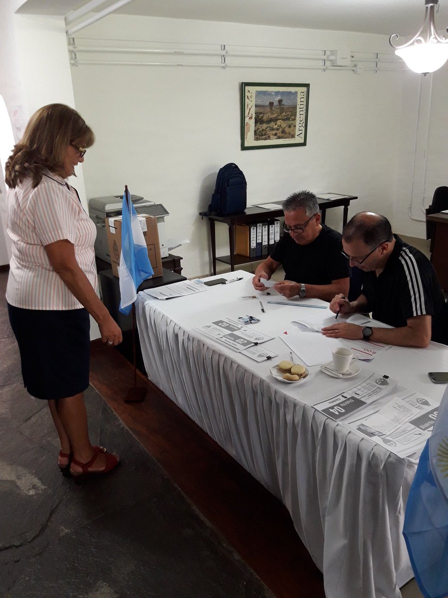 Los miembros del Servicio Exterior de la Nación también ejercieron su derecho cívico #EleccionesArgentina #VotoEnElExterior17 @CancilleriaARG <a href="/ArgentinaMFA/">Argentina MFA 🇦🇷</a>