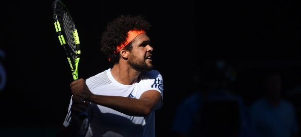 FFTennis's tweet photo. Retour gagnant pour @tsonga7 ! "Jo" s’impose à Anvers face à Schwartzman (6/3, 7/5) et remporte son 4e titre de la saison  🇫🇷 https://t.co/FtJFyOIJ0I