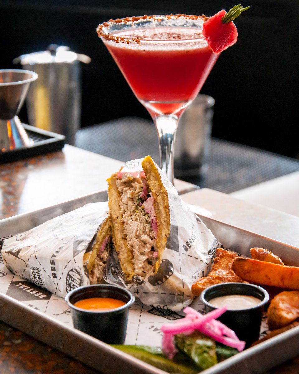 Tardes de @Bestial_Bar con un bestialito de costillita y plátano + cocteles👌🏼

#MercadoMexico #Guadalajara #ColoniaAmericana