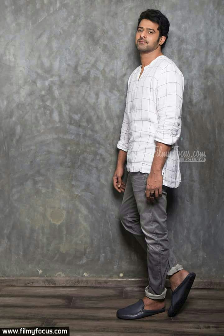 Koushiktweetz's tweet photo. Get ready to change ur #Dps #FirstLoook on the way.....
😍😍😍😍😍
#HBDDarlingPrabhas https://t.co/hi13kagS2B