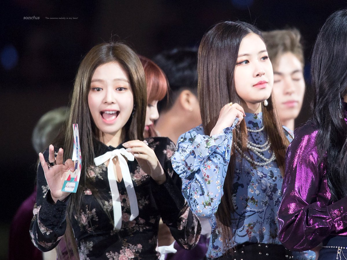 sanctus116's tweet photo. 171022 BOF 로제니&amp;지수
#BLACKPINK #JENNIE #ROSÉ #JISOO

오늘도 이쁘고 이쁘고 이쁘고 이뻤지

https://t.co/A0HmMPKXoq
https://t.co/fRQLUe4nL5 https://t.co/07CgTrH8Rq