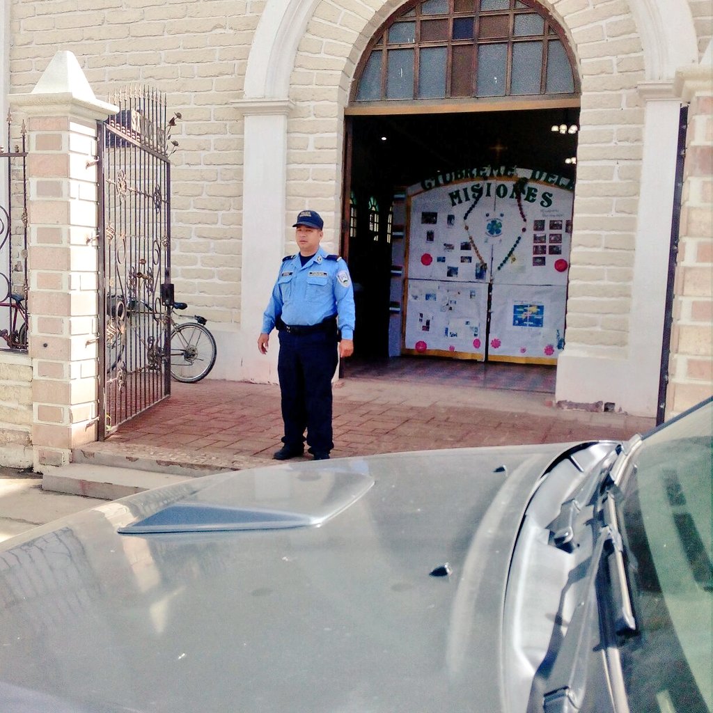 PoliciaHonduras's tweet photo. En #Guaymaca #FcoMorazán #Honduras 🇭🇳 garantizamos la #Seguridad de la #Comunidad que asiste a los templos religiosos 🕍 #ServirYProteger 👮 https://t.co/zkDkiwhI3a