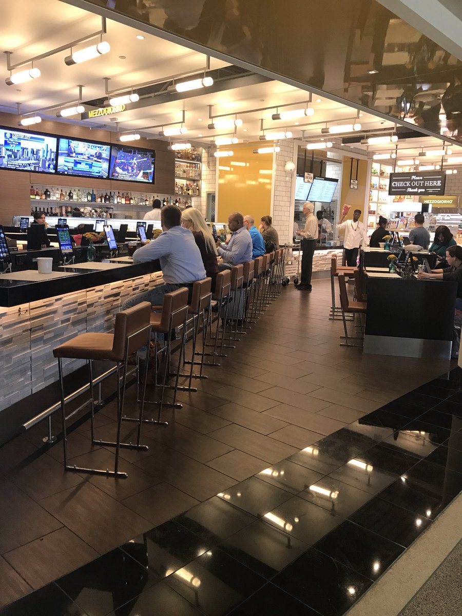 yoitsamyj's tweet photo. Hey @PHLAirport I like your makeovers! 💄 https://t.co/gy94PXdzJG