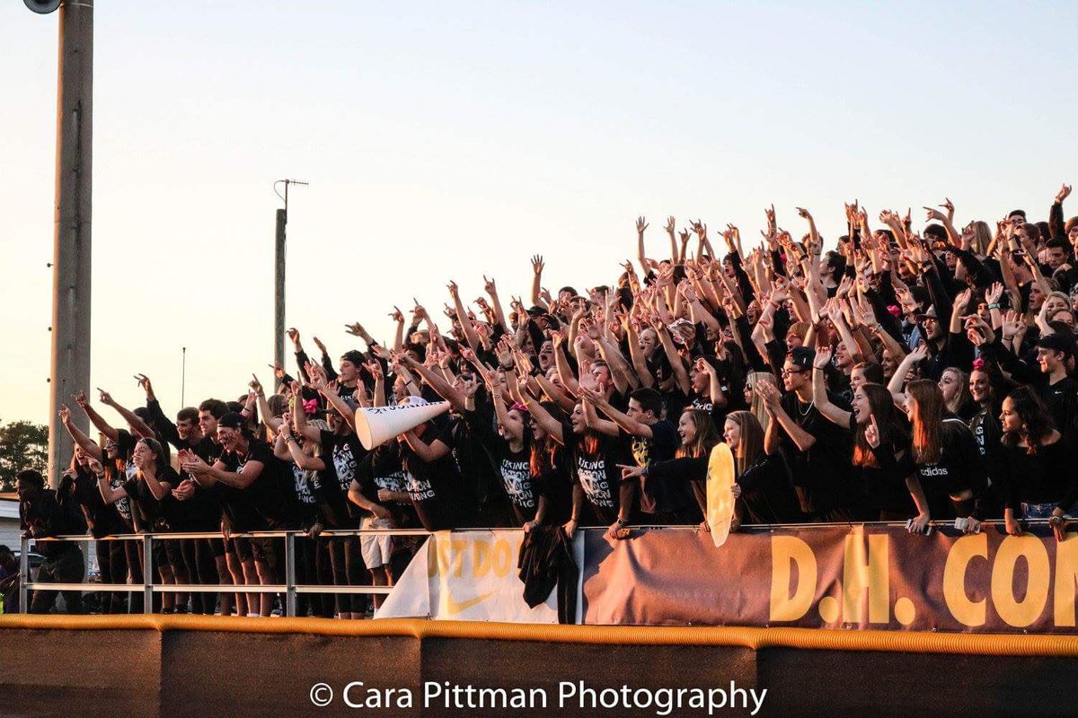 ConleyCrazies18's tweet photo. We love our team and school #rollnips #vikesby90 https://t.co/9fkzK8Gu8S