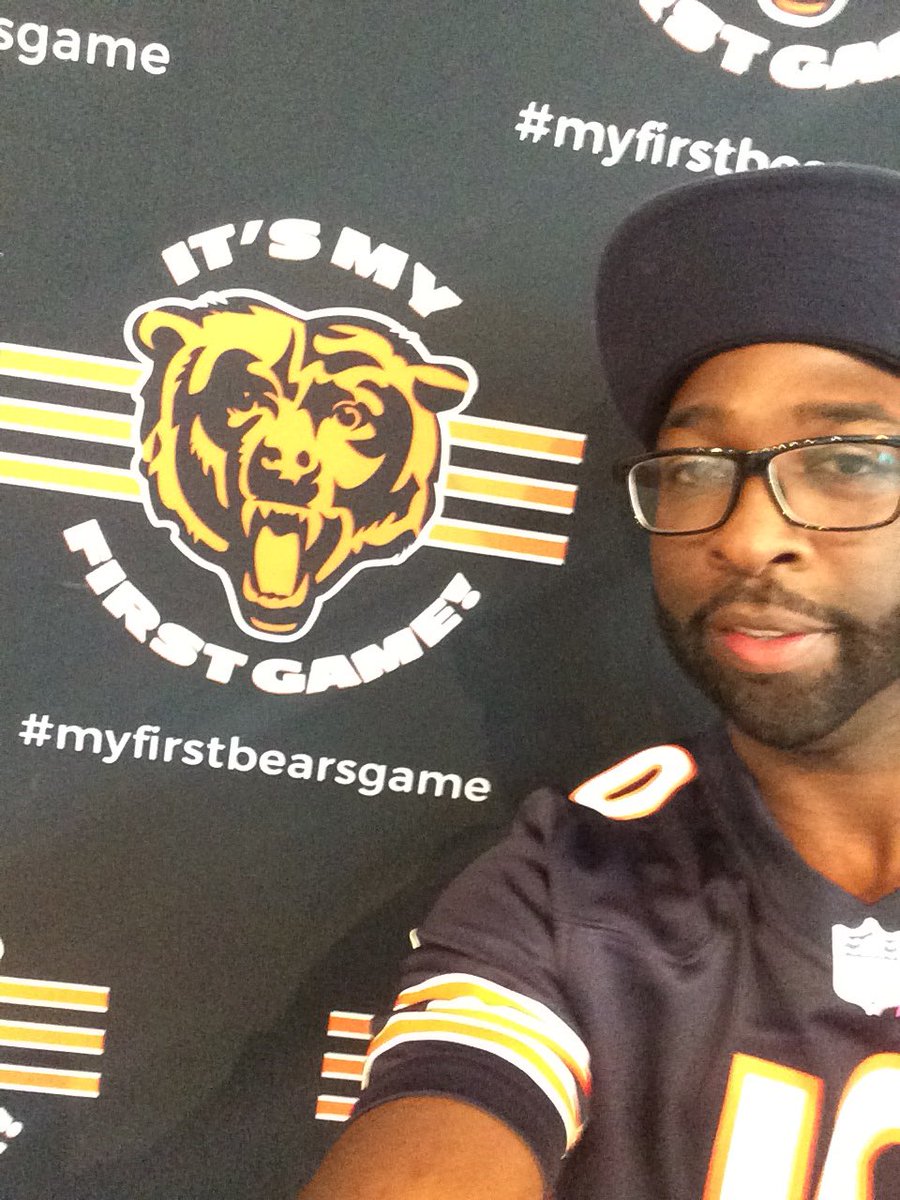 addys_dad's tweet photo. @ChicagoBears @SoldierField Shout out to my Mom! Best Birthday🎁 EVER!💙 You! #myfirstbearsgame #DaBears #BearDown #bucketlist ✔️ https://t.co/nR6T0GQka3
