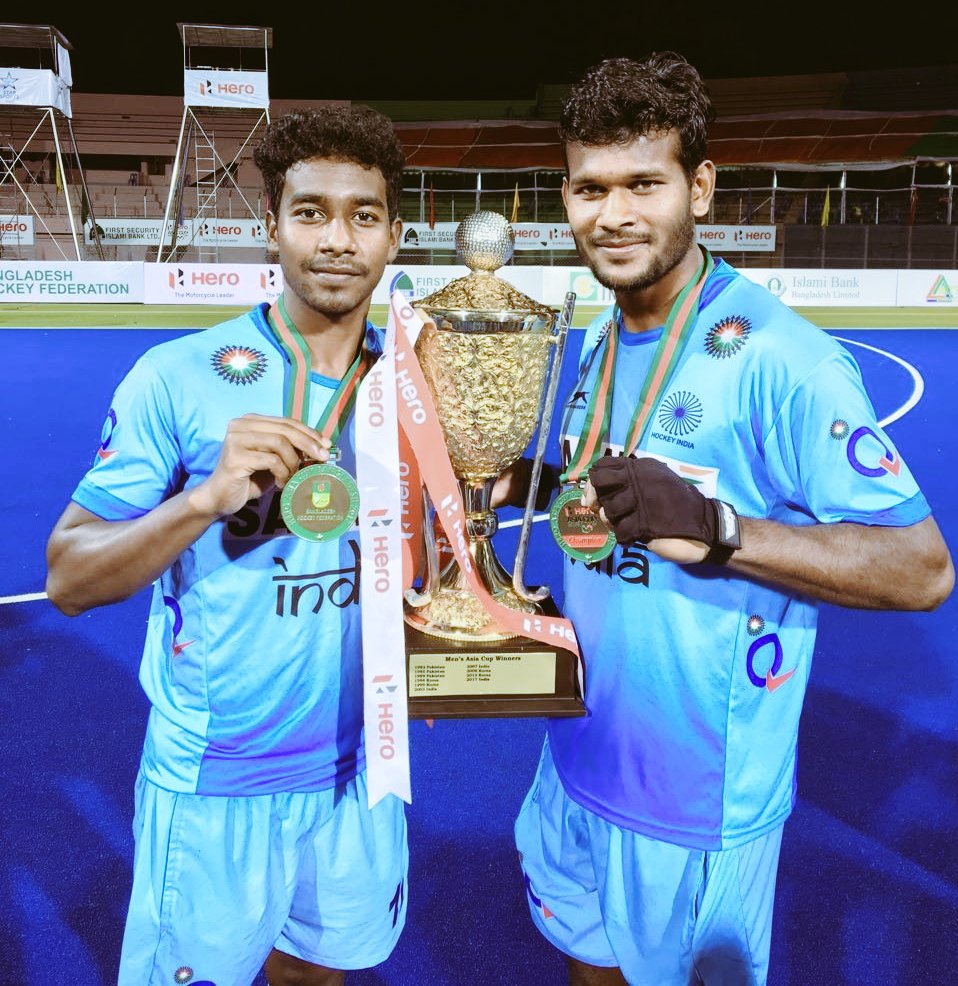 DilipTirkey's tweet photo. ରାଜ୍ୟ ପାଇଁ ଗୌରବ ଆଣିଥିବା #AsiaCup ବିଜୟୀ ଭାରତୀୟ ହକି ଦଳର ଦୁଇ ଓଡ଼ିଆ ଖେଳାଳି ଦୀପସନ ତିର୍କୀ ଓ ଅମିତ ରୋହୀଦାସଙ୍କୁ ଅଭିନନ୍ଦନ ଜଣାଉଛି । #Odisha https://t.co/F6ppSeLs6b
