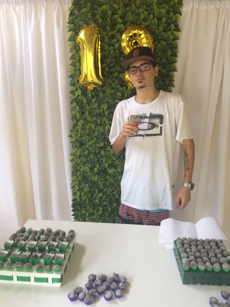 lucas_daniel85's tweet image. Mais um ano se passou obrigado meu deus 1.9 🍻🎁🎉🔥🎂 #bebemorar #boloaindanaochegou #toai