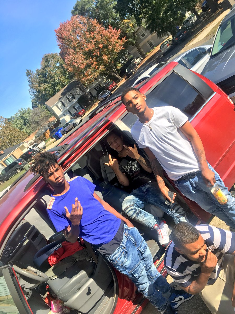 thatniggarez_'s tweet photo. WE GANGIN LIL BITXH 💪🏼 https://t.co/rYPrdcJAY0