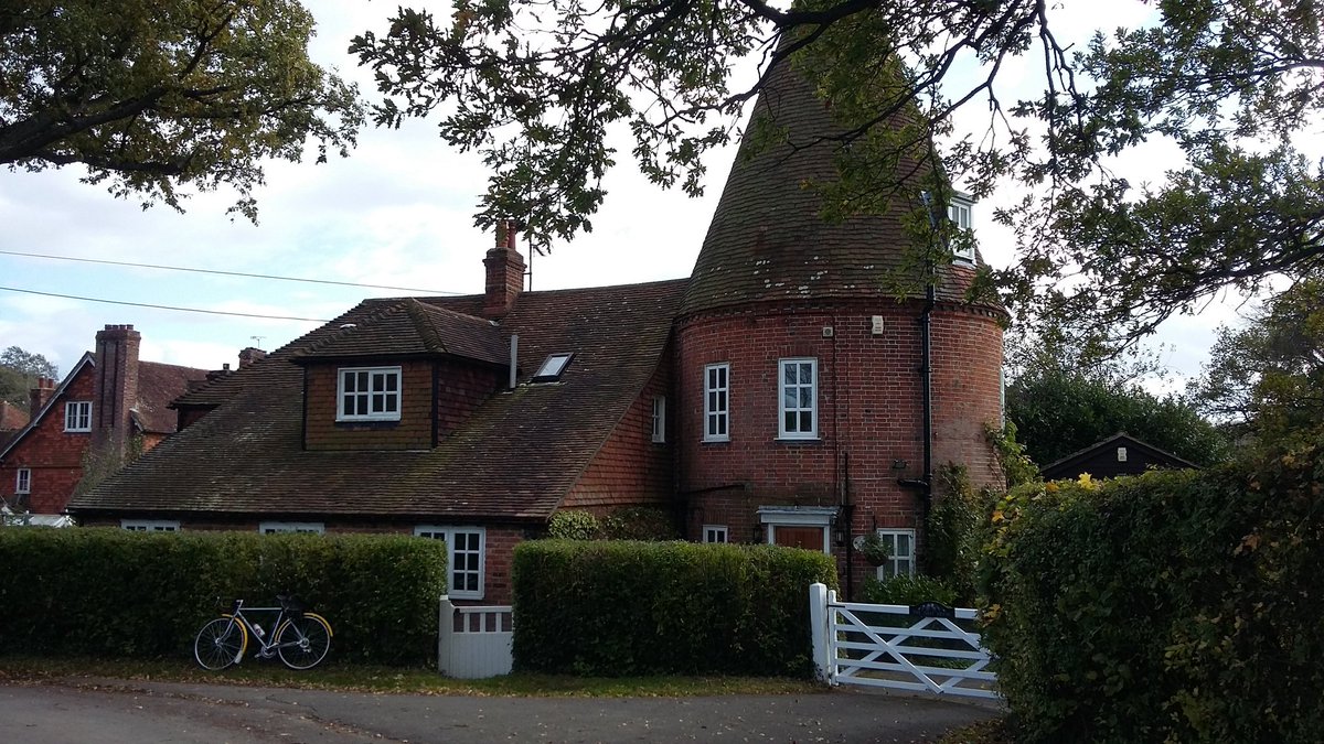 WhiskeyCyclist's tweet photo. Lovely wee Oast house hidden away between Cowden and Chiddingstone Hoath #CycleKent https://t.co/DLC7X2HE0Z