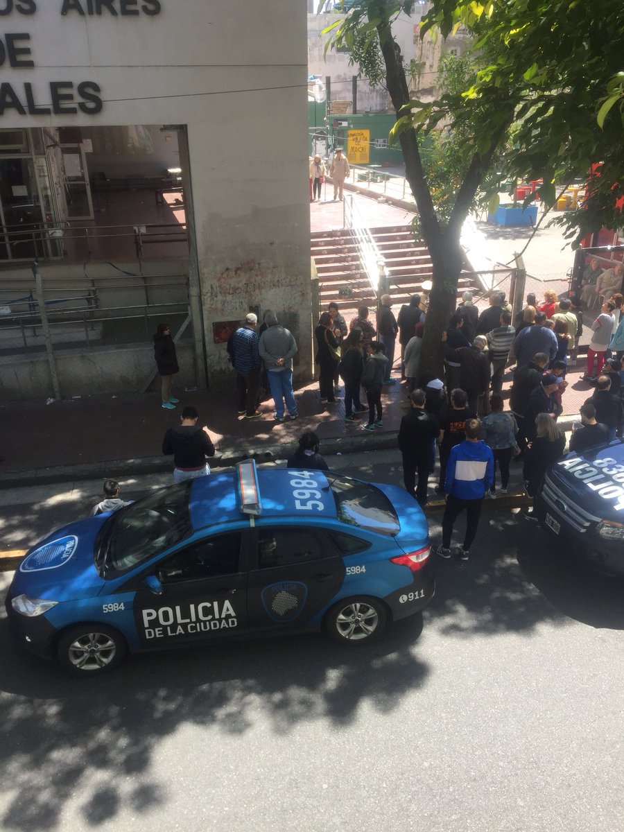 CarolinaStefa22's tweet photo. No se puede votar en la facultad de Ciencias Sociales por amenaza de bombón @C5N https://t.co/K8bqglYSn8