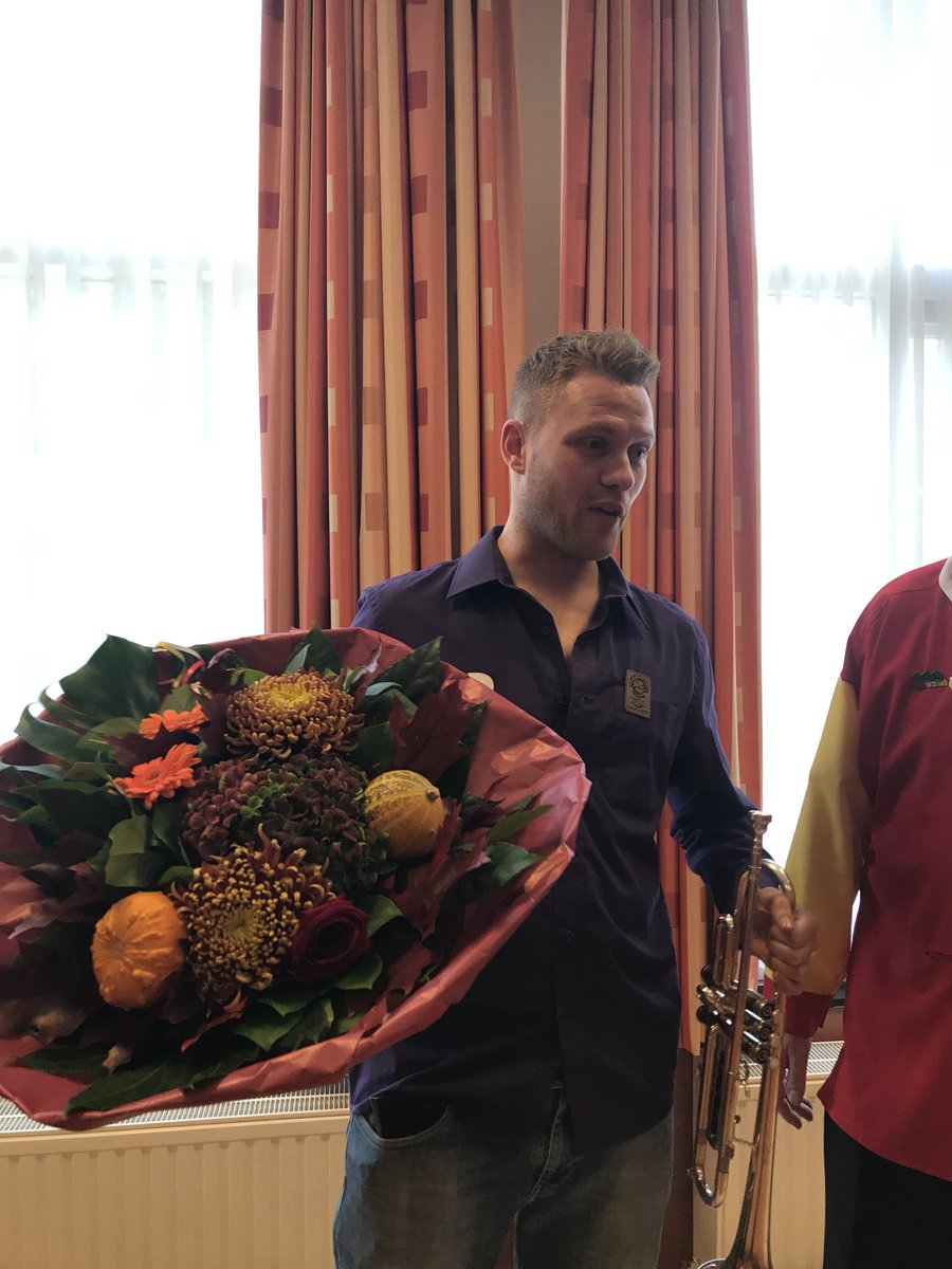 nott1946's tweet photo. Vandaag heeft Cv NOTT de Parel van Oeteldonk uitgereikt aan Annemarie de Gouw en heeft het Ronnie Meijer onderscheiden als vriend Vd NOTT https://t.co/OVvJUnHeEe