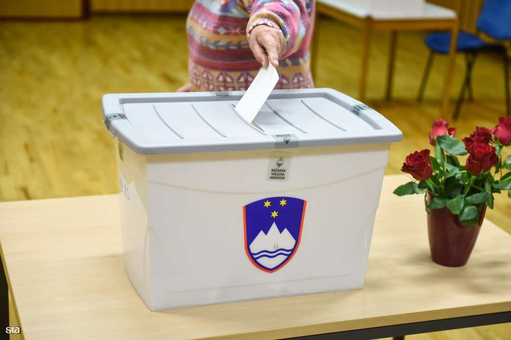 STA_novice's tweet photo. O današnjih predsedniških volitvah poročamo v živo na https://t.co/0oEFe88U2q #volitve2017 #vzivo https://t.co/71kbWgx1Zl