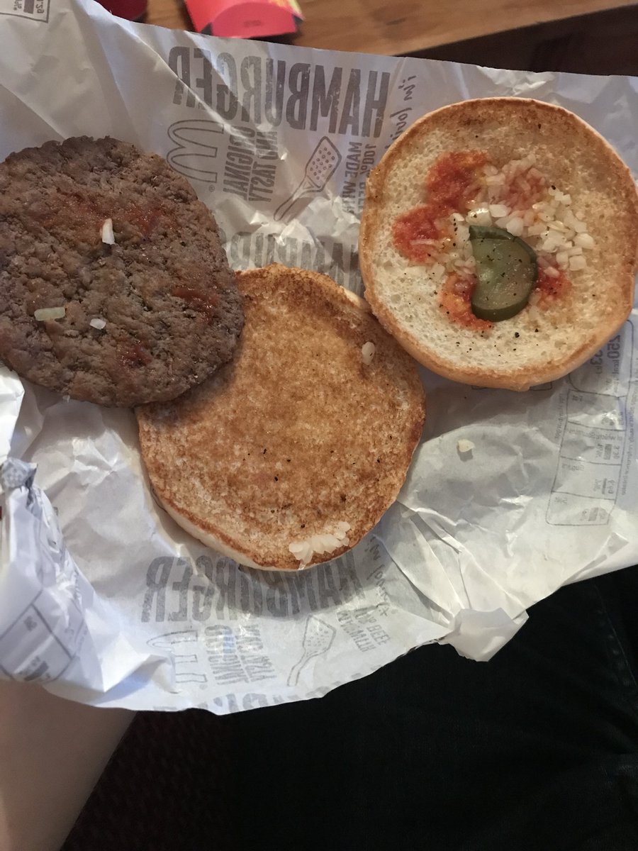 YayaZdm's tweet photo. Where is my sauce ? @McDonalds https://t.co/OHVfXIekau