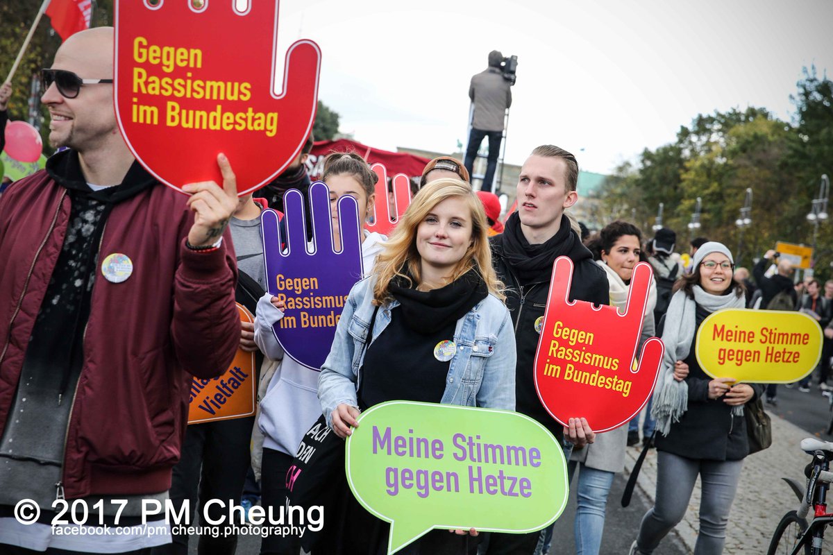 pm_cheung's tweet photo. Rund 12.000 Menschen demonstrierten heute in #Berlin-Mitte gegen Rassismus zu demonstrieren. Bilder: https://t.co/JwKqR4Jykz #GRIB #b2210 https://t.co/hzqXuOKGJm