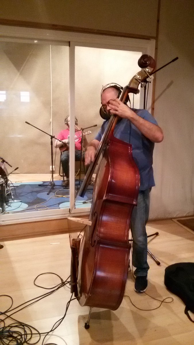 tiruleque's tweet photo. Rematando de gravar en Bonham Studios !!! Xa non queda nada... 😉 https://t.co/tBXiFdS5ZS