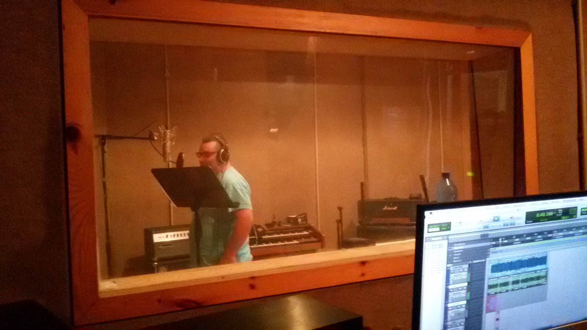 tiruleque's tweet photo. Rematando de gravar en Bonham Studios !!! Xa non queda nada... 😉 https://t.co/tBXiFdS5ZS