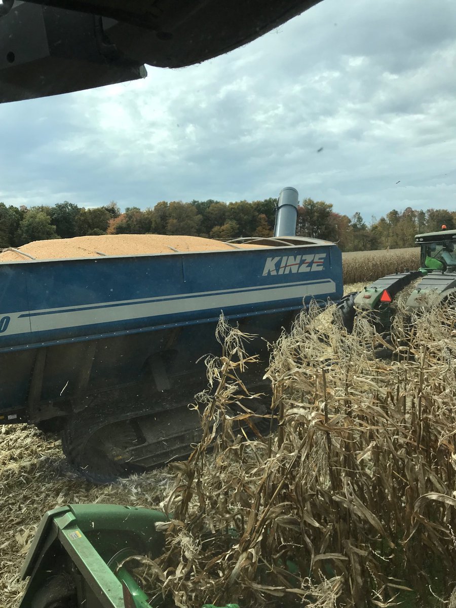 DaveSFF's tweet image. 98,000 lbs of popcorn on a Kinze 1300 grain cart