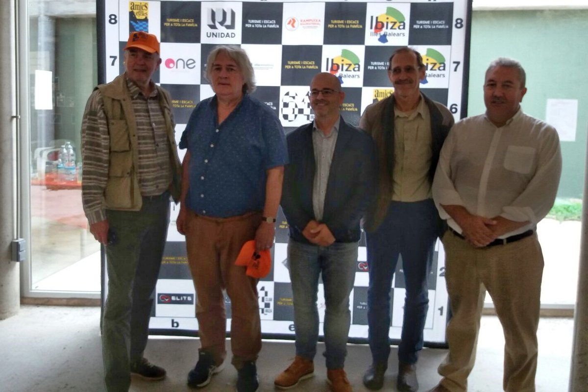 alfibz's tweet photo. Enhorabuena a @AdellPaco y a Amics dels escacs por el pedazo de torneo q habéis montado. Encantados de haber colaborado desde el @ajeivissa https://t.co/ydi1ffinlh