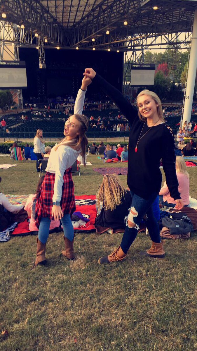 cortni1126's tweet photo. definitely a night to remember💓👢😍#SmoothTour #FGL https://t.co/q9IHD7PPVy