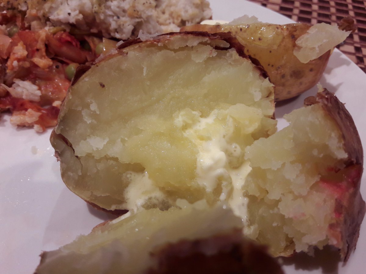 VeganOlive1's tweet photo. #Shepherdless pie with cauliflower mash & @charlottegoodca & a big baked spud & lashings of margarine #Veganfoodshare #Whatveganseat πππ±π± https://t.co/JAxJwae0dg