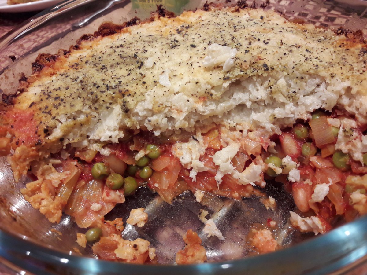 VeganOlive1's tweet photo. #Shepherdless pie with cauliflower mash & @charlottegoodca & a big baked spud & lashings of margarine #Veganfoodshare #Whatveganseat πππ±π± https://t.co/JAxJwae0dg