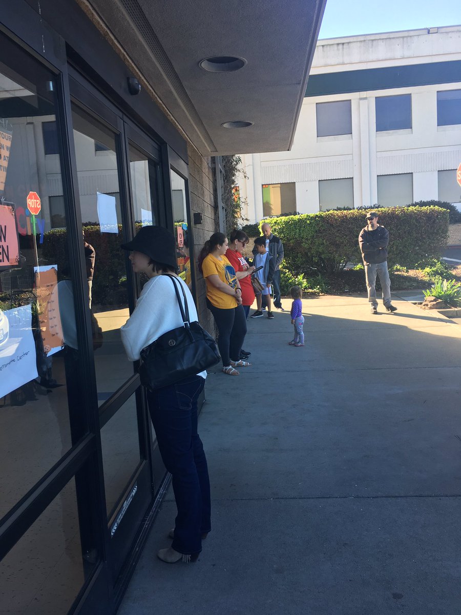 smbrannon's tweet photo. @PartyCity Got to ur Daly City H'ween City @ 9 when it says online it opens. Door says 10. 10:19 &amp; no workers in sight. Seriously?!? https://t.co/UNPEPKOget