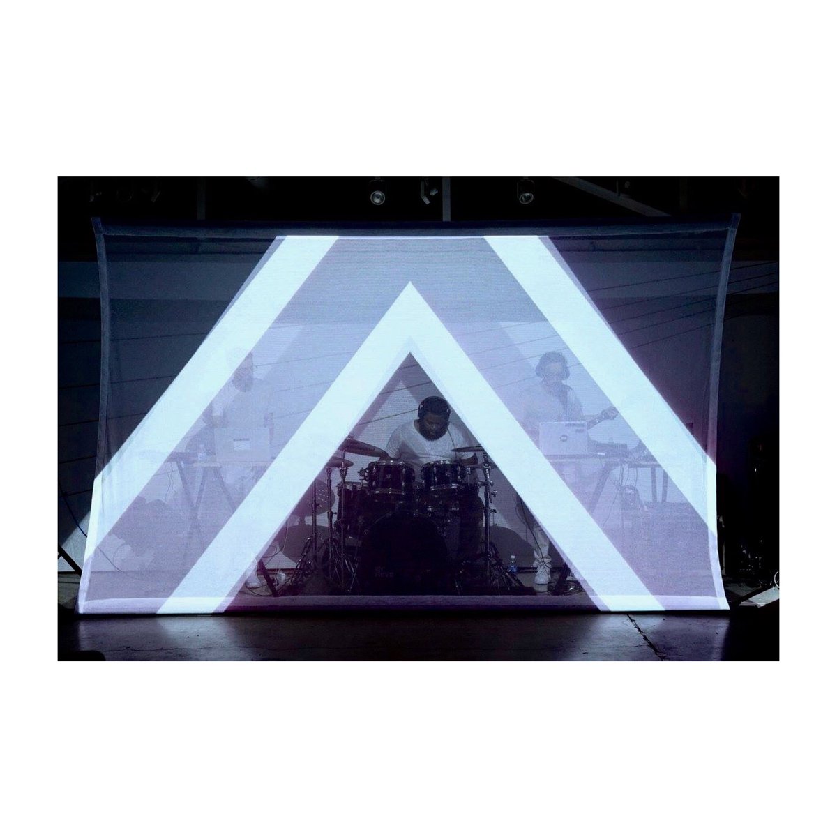 fallenatommusic's tweet photo. #mythofanatom #lighting #installation #projectionmapping #electro #soul #rnb #futurebass #artdirection #animation #liveband #nonvisuals https://t.co/GkncHHeyoQ