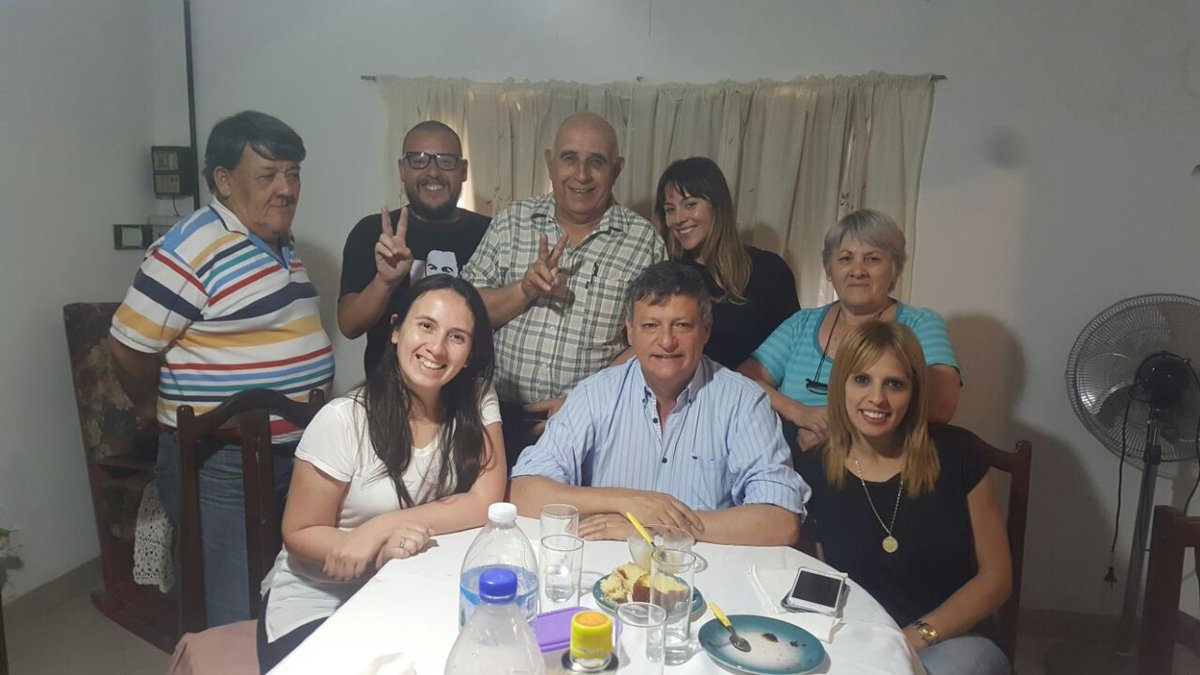 Terminando de comer familia en la casa de los Díaz Morales, como en cada elección. Muchas gracias!