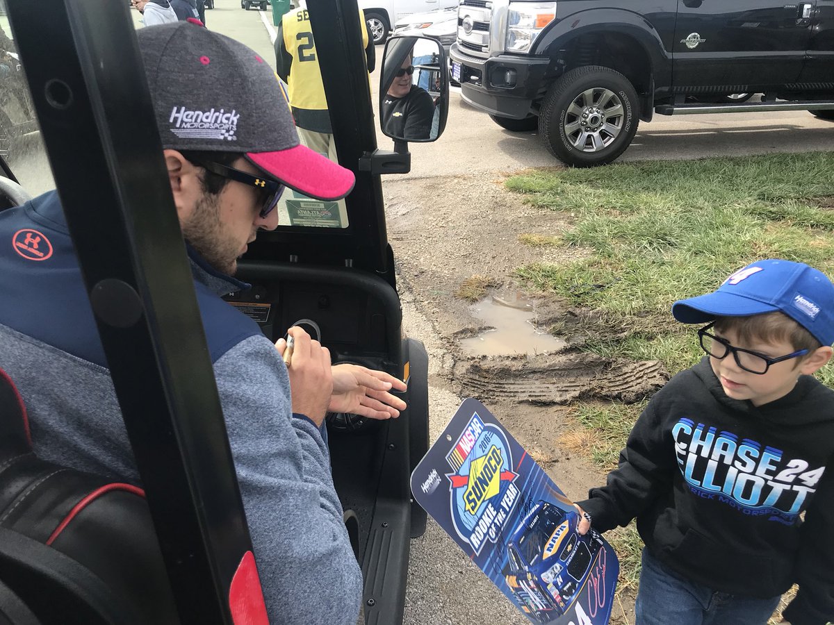 Hendrick9Team's tweet photo. Taking some time for some little fans after driver/crew chief meeting. https://t.co/ayLCLgoUUO