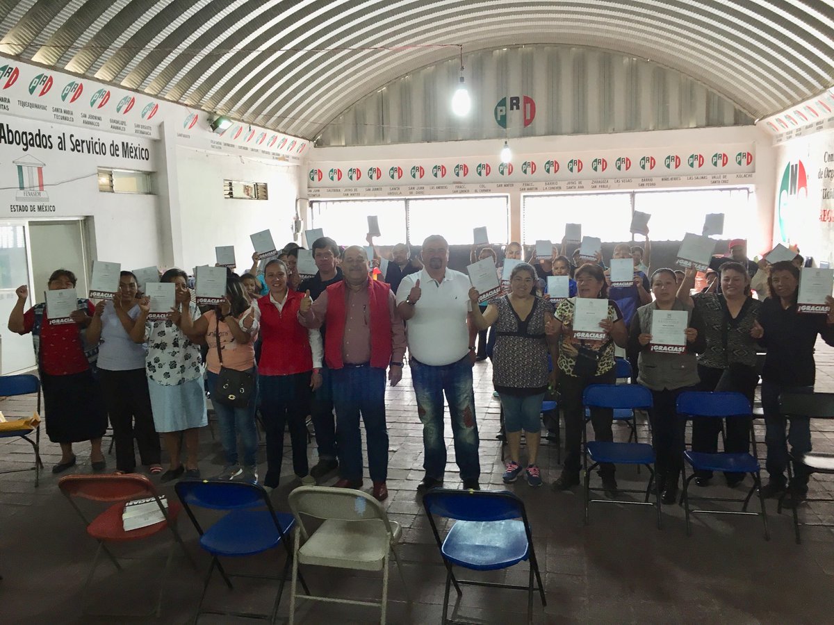 MadariagaConrad's tweet photo. Cuando los domingos también son de partido se disfrutan, entrega de reconocimientos a la valiente militancia #PRITexcoco @ErnestoNemer https://t.co/nEG79ZZXUR