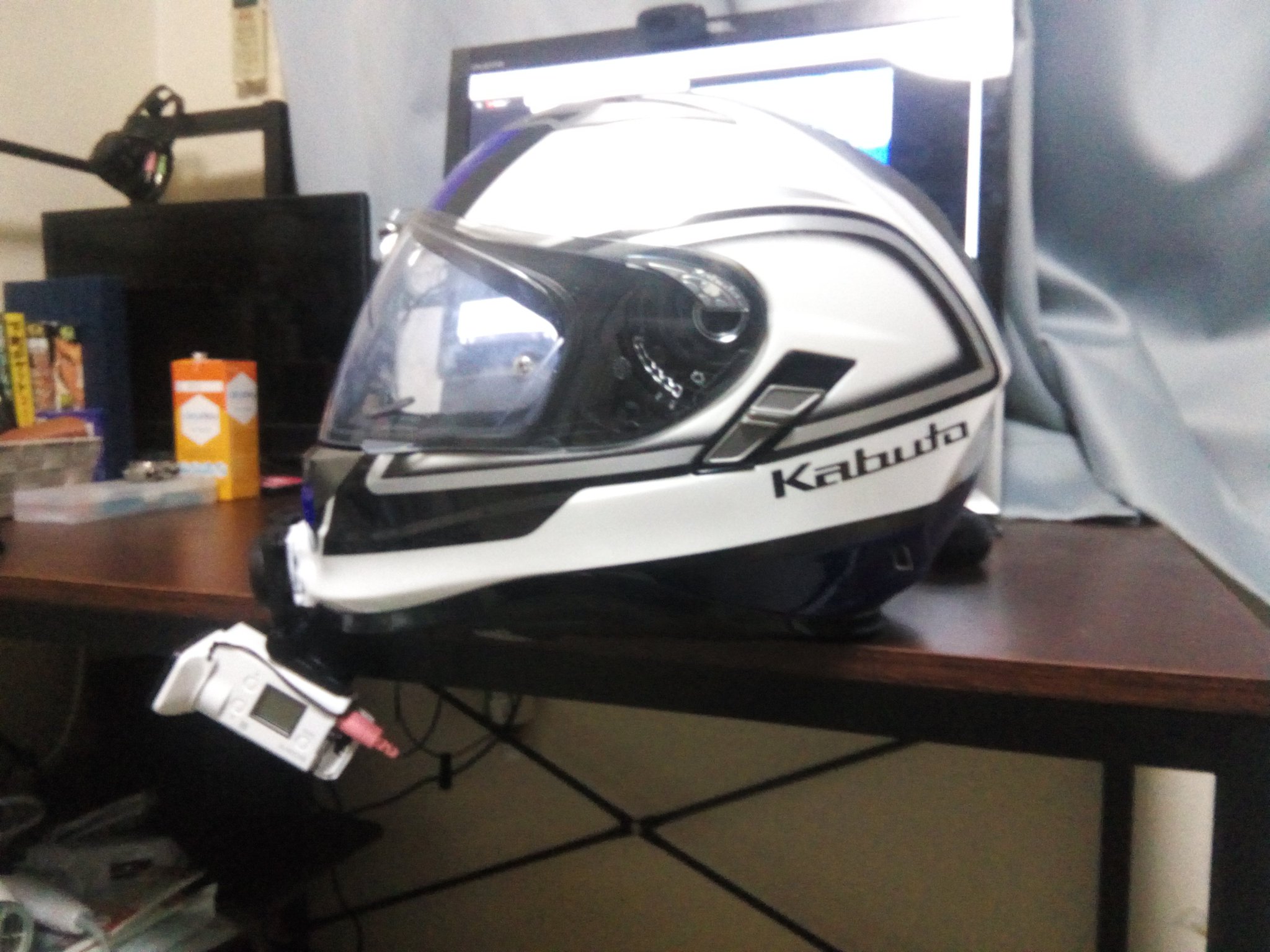 おかやん A Twitter アクションカメラas300のアゴマウント完成 市販のヘルメットマウントとクッションテープと接着剤でやってみました 自作って 市販よりも時間かかるし性能も見た目も劣るけど 作ってる時のワクワク感と完成した時の達成感はあるな テープと接着剤