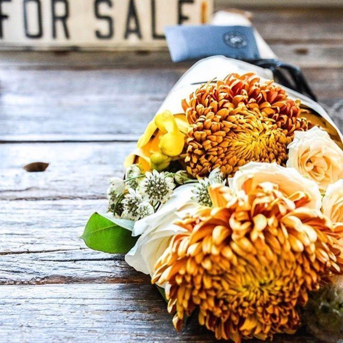 stemandbloom's tweet photo. We 💛 to see your @stemandbloom bouquet pics! Especially when they’re as lovely as this one by @jasonsaft 💛🍂🍁 https://t.co/If97LQg055