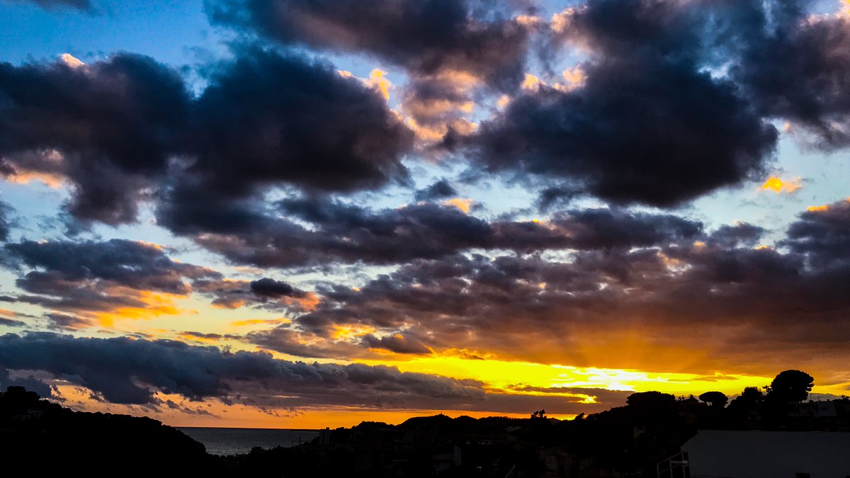 DivertySub's tweet photo. Anochece en Lloret... https://t.co/DkddFbSyrK