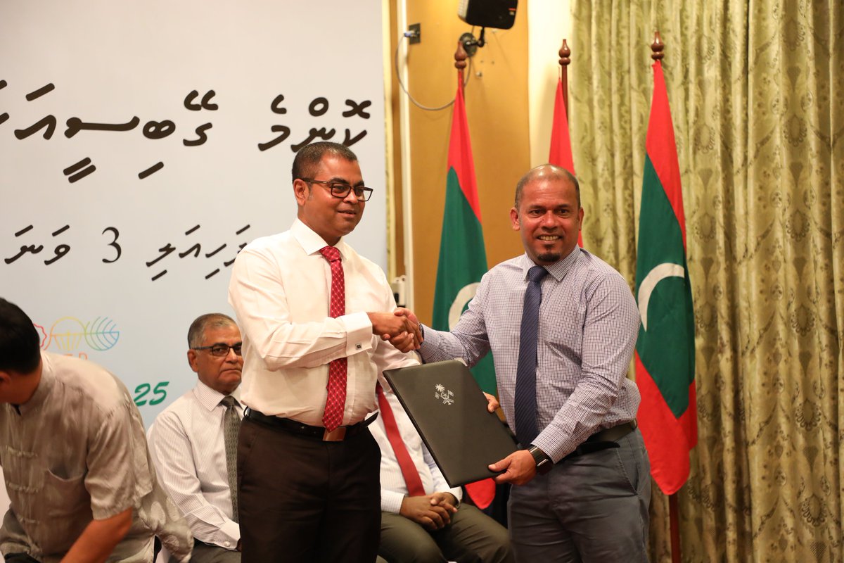MoEnvmv's tweet photo. Minister @Thoriqibrahim officially handed over the LED lights to @TeamFenaka for distribution. #Energy #LedSaves #MEE https://t.co/iTGVqjLv4J